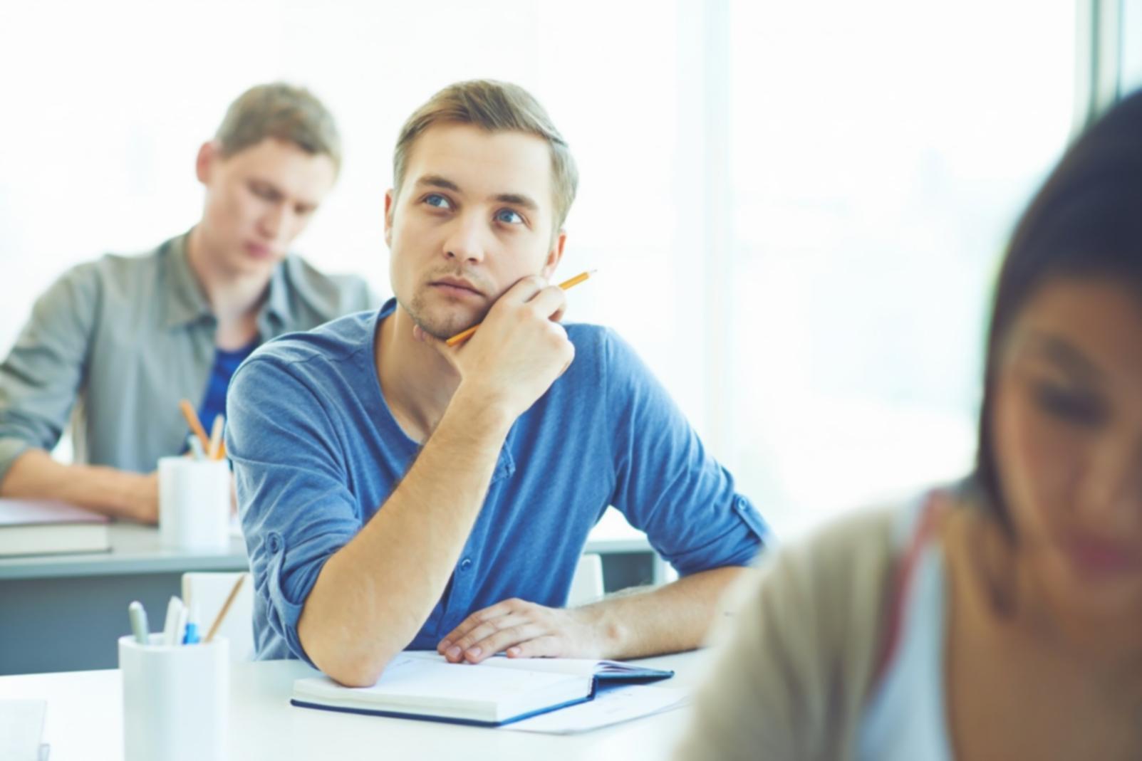 Sesión educativa sobre planificación financiera con materiales de estudio